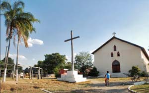 Cavalcante - Igreja e praça do povoado-Foto de Breno Fortes