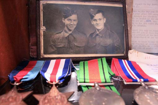 Fotos, medalhas e cartas no Museu do Desembarque