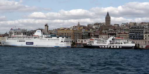Cargueiros e navios turisticos cruzam Bósforo